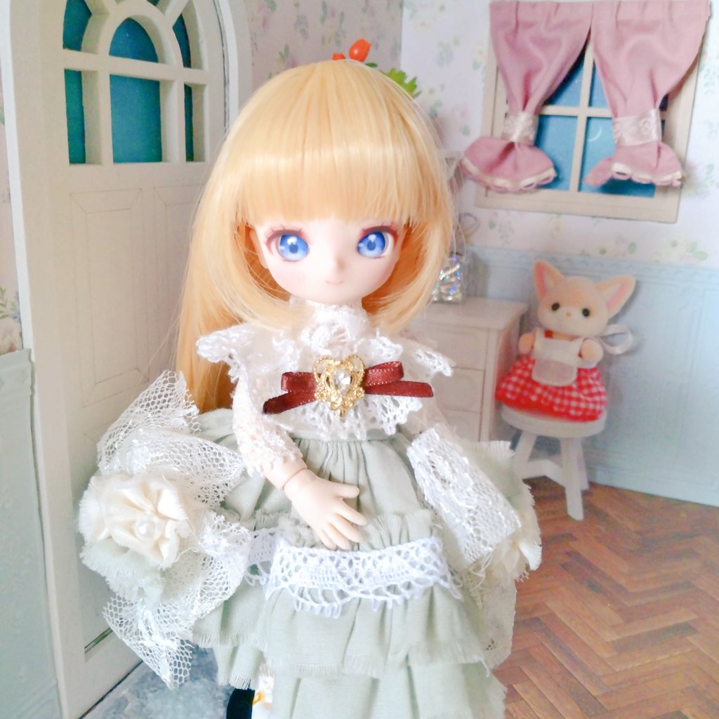 先月のモノヴィレで <a href="/Maa_g_123/">ᵕ•ᴥ•ᵕ𝕄𝕒𝕒ᵕ•ᴥ•ᵕ まーのハンドメイドドレス</a> 様の素敵なドレスに巡り合ったことがきっかけで、またドールをお迎えしたいなと探していたらこの子に出会いました☺️💖 
クラシカルなデザインとふんわりシルエットに一目惚れ。
オビツ11ボディは少し胸元が空いてしまうため、polka様のレースインナーを合わせています👗