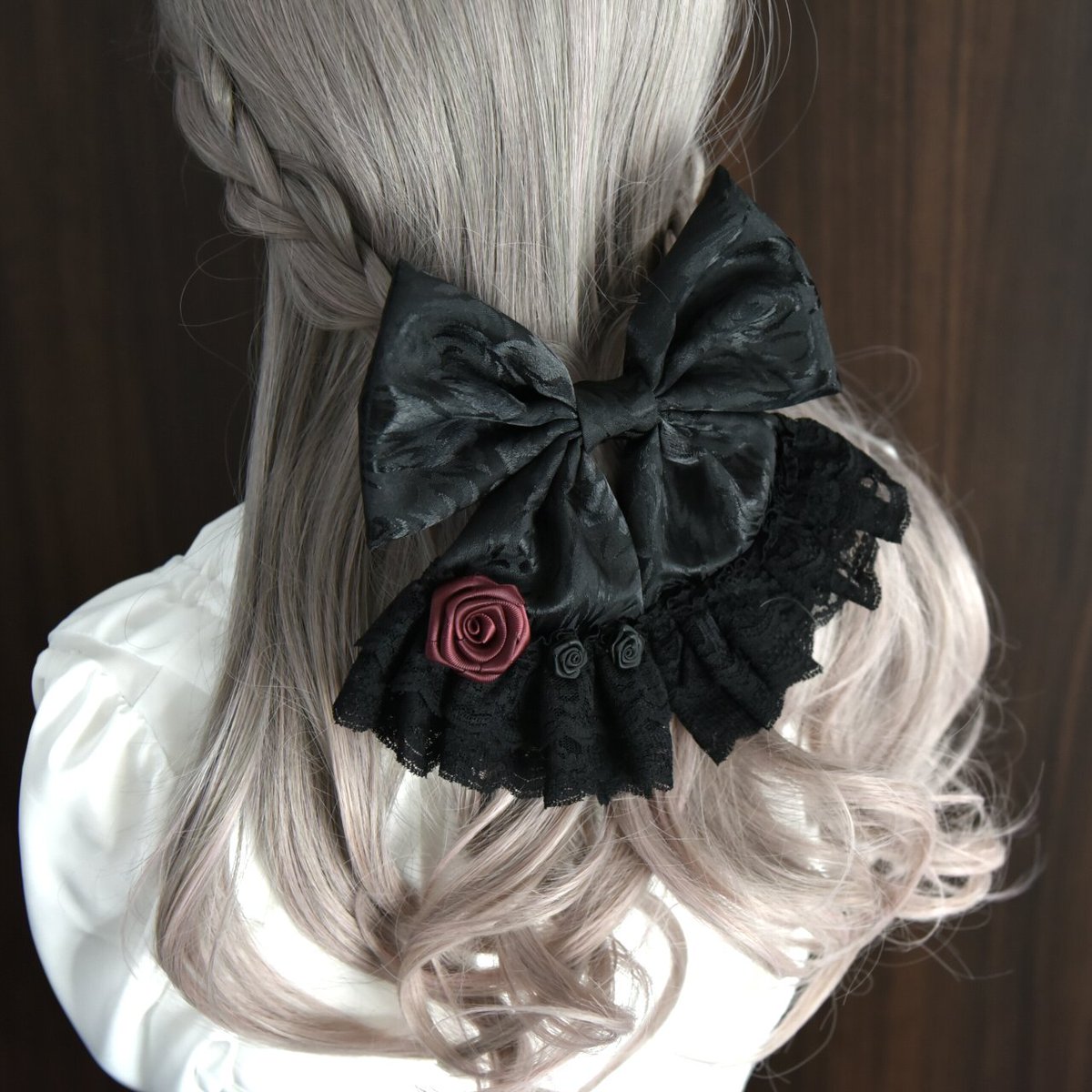 1/1⇒お題【#はじめましてこちら代表作になります　#365DIYtheme】
※新年一発目は、代表作と自己紹介を！

靴下留め、チョーカー、2wayリボン、ループタイ、クロスタイ…これまでの想いと手癖が詰まった代表作で、2026年はじまるよ💞

🛒minne.com/@raga-muffin

#ハンドメイド好きさんと繋がりたい