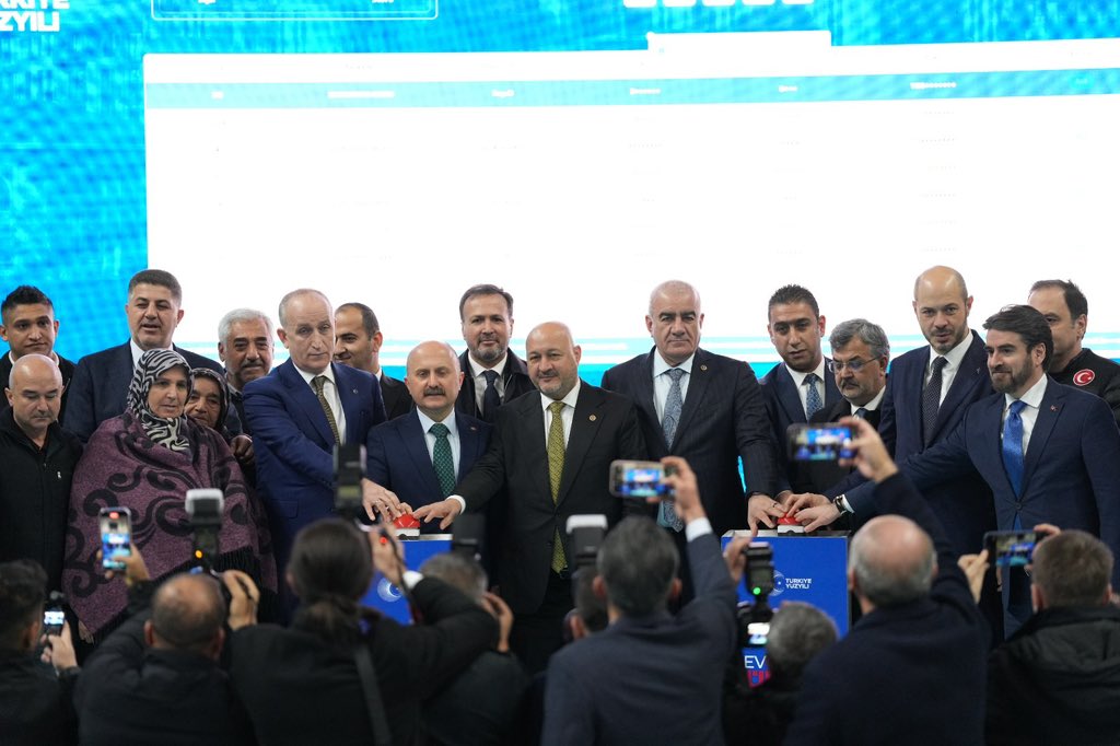 csbgovtr's tweet photo. Yüzyılın Konut Projesi’nin ilk kura çekimi; Adıyaman'da Bakan Yardımcımız Sayın Ömer Bulut, TOKİ Başkanımız Sayın Levent Sungur, il protokolü, milletvekillerimiz, kurumlarımızın yöneticileri ve vatandaşlarımızın katılımıyla gerçekleştirildi.

6⃣ bin 6⃣2⃣0⃣ hak sahibi vatandaşımıza hayırlı olsun.

🗓️30 Aralık’ta Şırnak ve Hakkari’de kura çekimlerimiz devam edecek.

#EvSahibiTürkiye