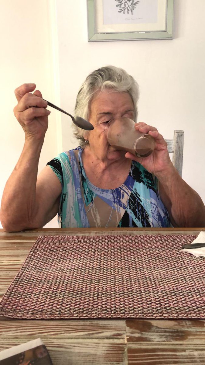 teresita 86 años desayunando nesquick