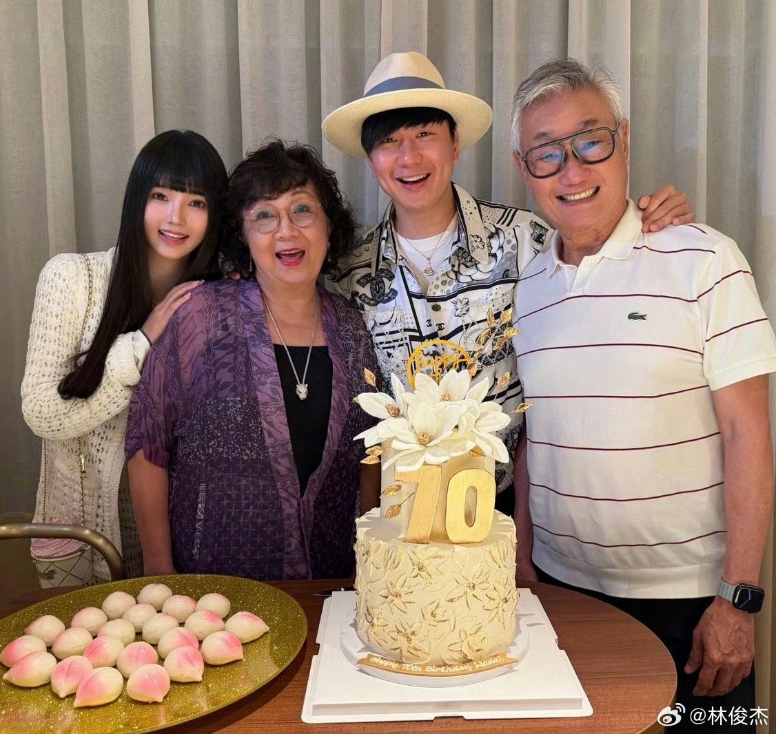 CEntMelons's tweet photo. #JJLin officially announces relationship, topping Weibo hot search.

JJ Lin, 44, &amp; Anna Lisa Qiqi (七七), 23, first spotted Apr 2025, seen multiple times since.
Today, JJ shared a photo w/ his gf &amp; dad celebrating mom’s bday, making it public. https://t.co/9AxuQ3lgto