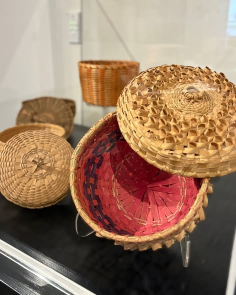 CRÉDIT : Place Resurgo Plae
Découvrez une remarquable sélection de paniers mi’kmaq 🧺, tressées à la main, de la collection privée de Brian J. Francis (Première Nation d’Elsipogtog), célébrant des générations de tradition et de fierté culturelle.
📆 Jusqu’au 11 janvier 2026