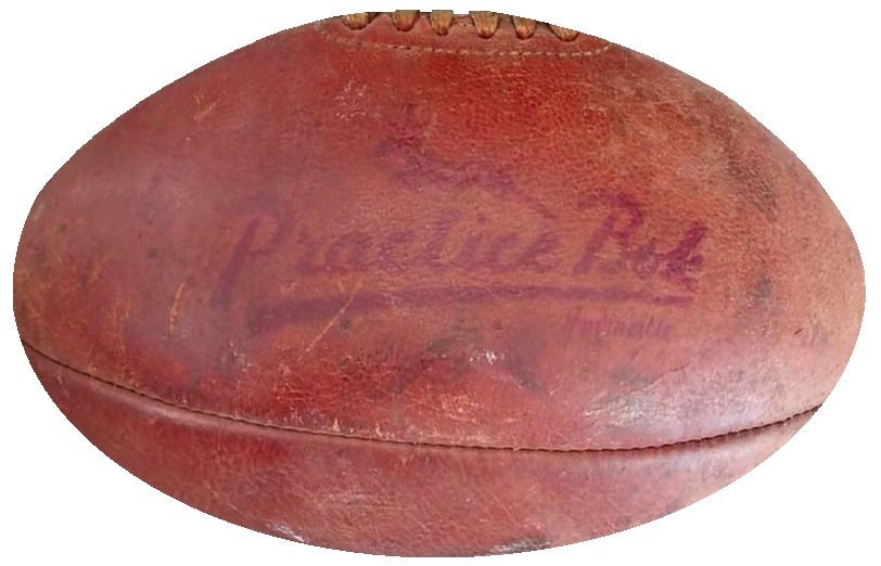 La PRACTICE BOK de la marque Sud-Africaine INVINCIBLE🇿🇦. 
<a href="/BECHIGUES/">BECHIGUES</a> dédiée à l'entraînement, fin années 70. #OldLeatherRugbyBall #Beuchigue #Gonfle #Cuir #Vieuxballons #Pelotasdecuero #Pilotesantigues