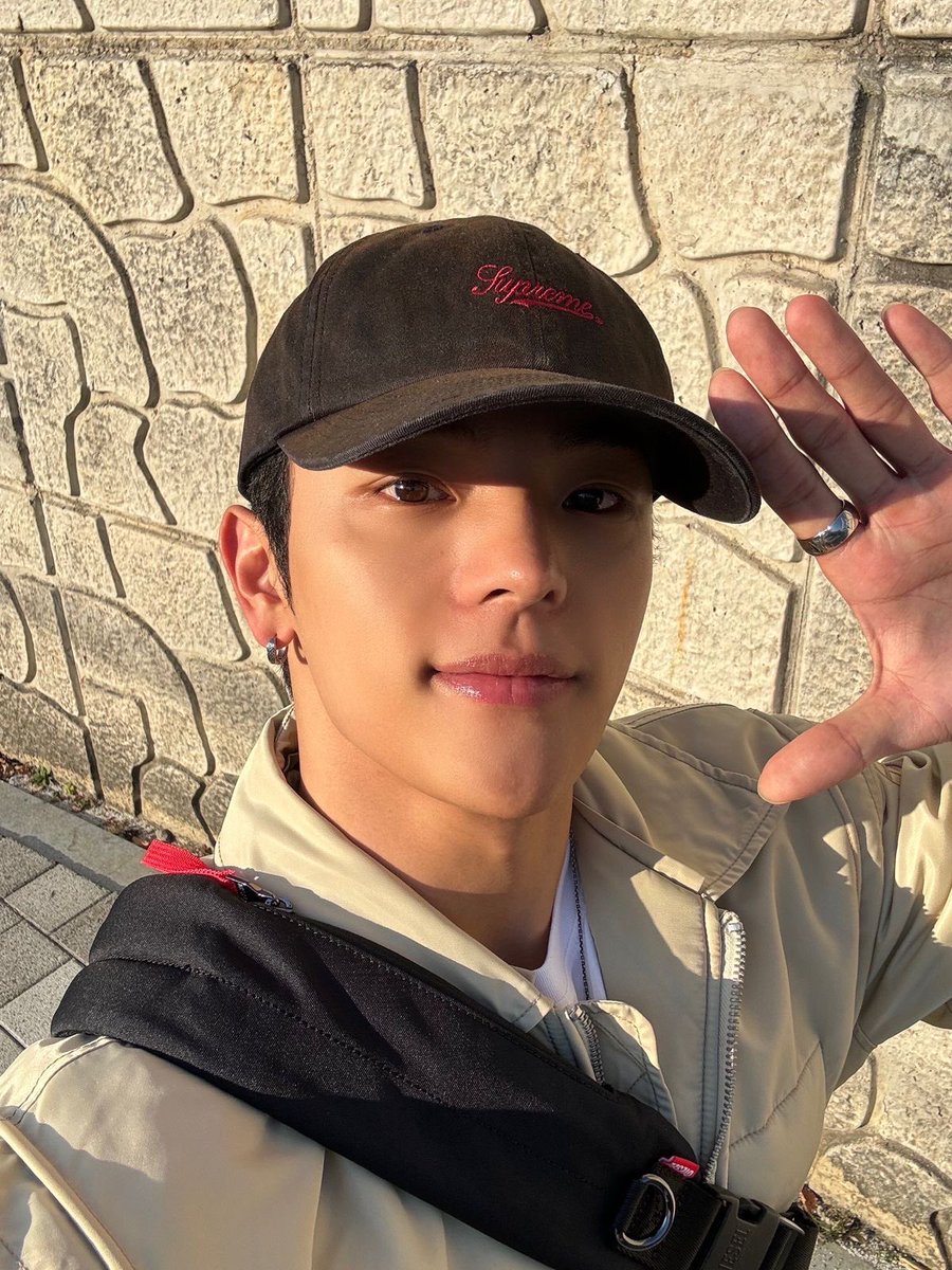 sitypinks's tweet photo. woojin from stray kids left the group on sudden notice a year after debut reason is unknown https://t.co/v7Vhby9kWH