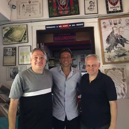 De todo el desquicio que generó Moretti en San Lorenzo lo peor fué no firmar algunas de las diferentes propuestas para la construcción del estadio en Boedo, simplemente porque es antivuelta. Así y todo estos dos pelotudos lo siguieron bancado.
Increíble