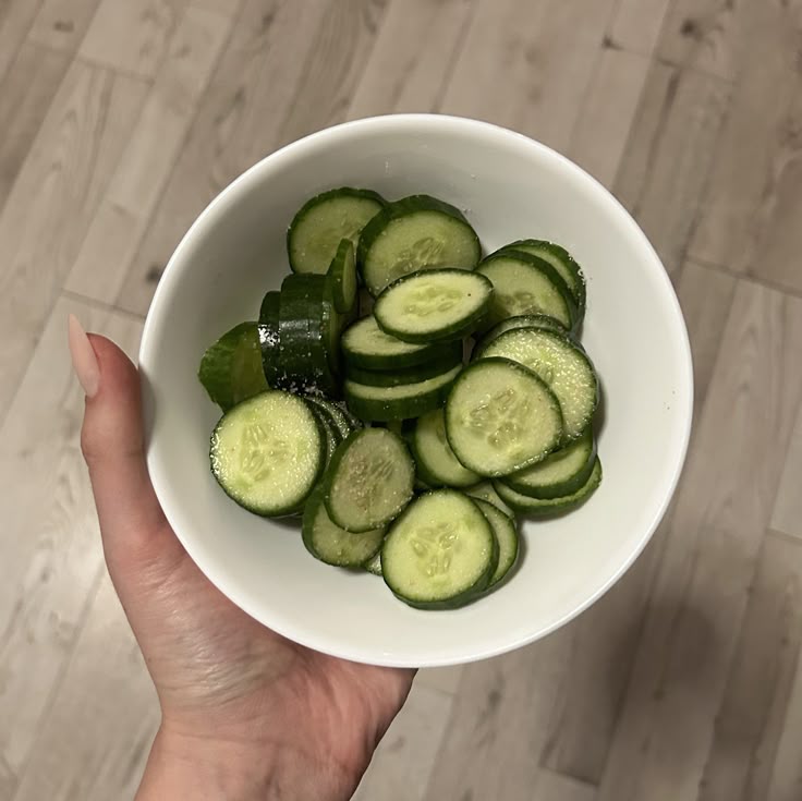 NoFilterSkin's tweet image. For the longest time, I thought my skin was dry. Turns out it wasn’t the products... it was dehydration.
Adding watermelon, cucumber, coconut water and soaked chia seeds to my routine made a noticeable difference in how soft and hydrated my skin feels.