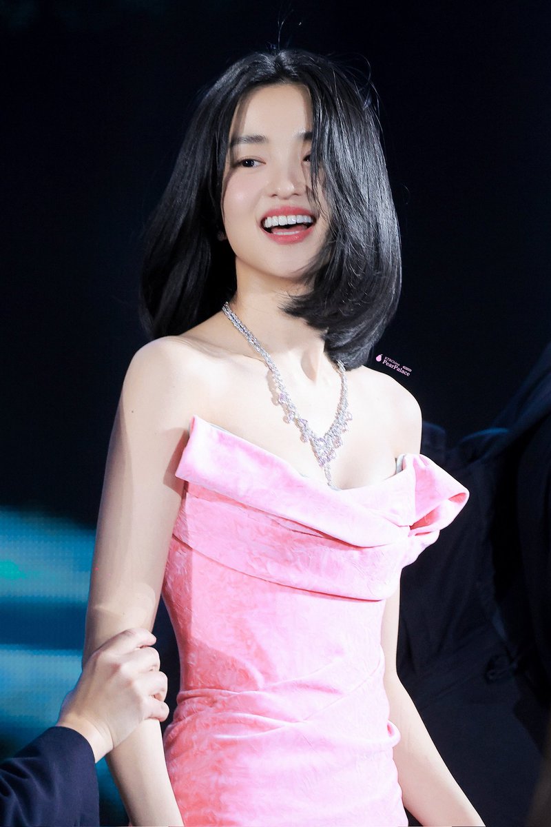 avocaadoes's tweet photo. the prettiest girl ever https://t.co/ocsFapARKw