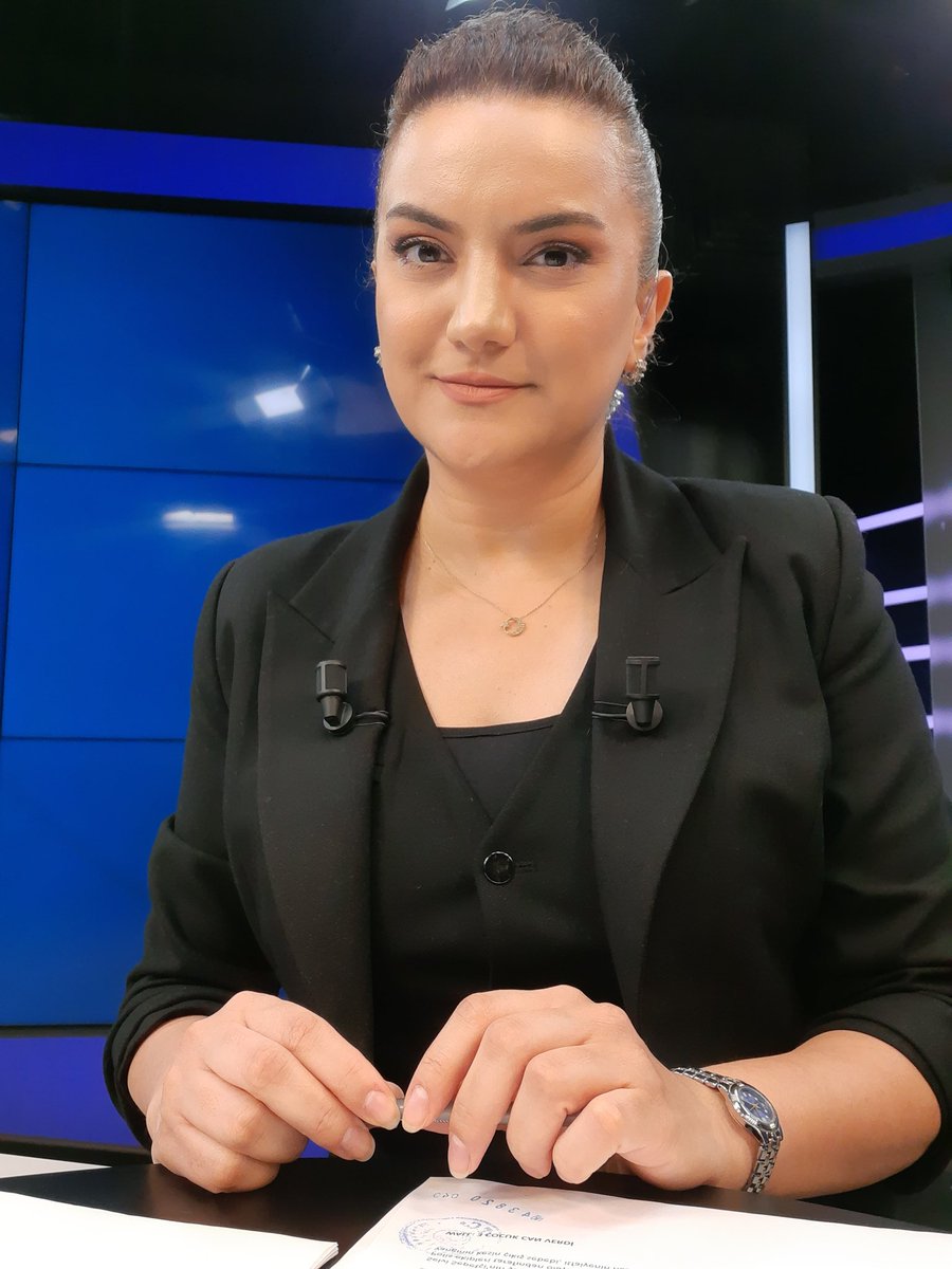 Hazırız, 18.30'da Meltem Tv'de Ana Haber'de günü anlatalım.

Bu akşam etiketimiz #Endişeliyim 
Ekonomisiyle, siyasetiyle, yarına dair taşınan kaygıyla bir biçimde ortak duygumuz bu.

Şehitlerimize rahmet diliyorum. Hortlayan IŞİD yine bir senaryoyu mu anlatıyor? Konuşalım.
Gerisi