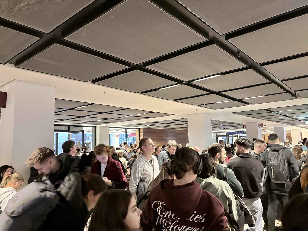 stevemeantime's tweet photo. @berlinairport @berlinairport #passport #chaos #queue https://t.co/SCc9XETbiZ