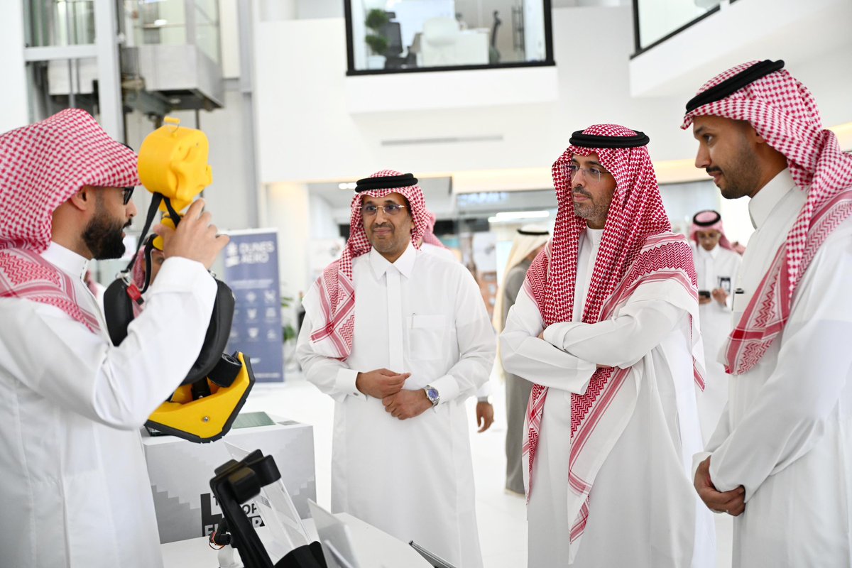 jedgovsa's tweet photo. الأمير #سعود_بن_جلوي محافظ جدة يزور مركز " The Shop Floor " في واحة مدن ، بحضور الرئيس التنفيذي للهيئة السعودية للمدن الصناعية ومناطق التقنية "مدن" م. ماجد العرقوبي .

.. تجول سموه في أجنحة المركز الذي يضم عدد من الشركات الناشئة في قطاعي الصناعة والخدمات اللوجستية . https://t.co/AATr0IXcOK