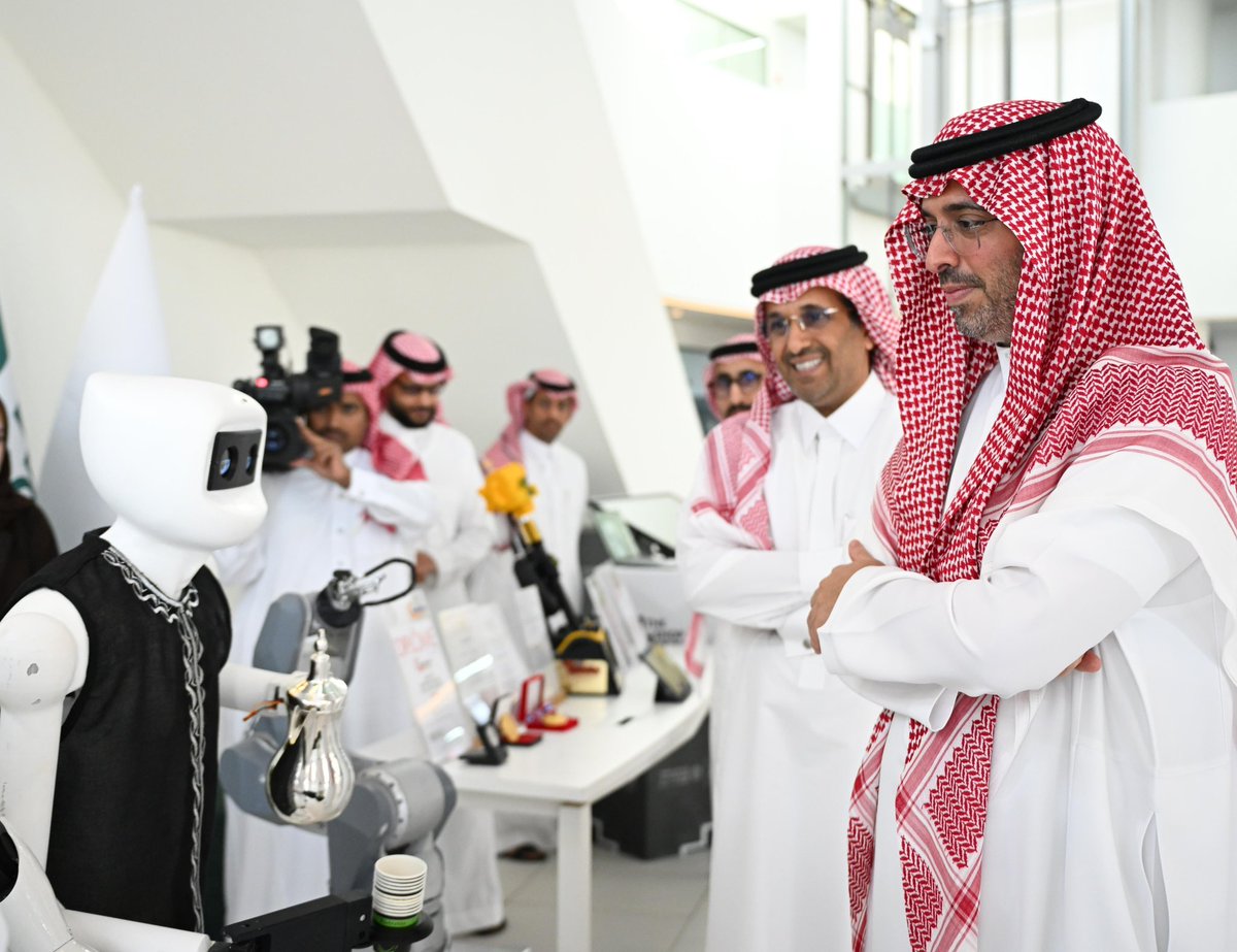 الأمير #سعود_بن_جلوي محافظ جدة يزور مركز " The Shop Floor " في واحة مدن ، بحضور الرئيس التنفيذي للهيئة السعودية للمدن الصناعية ومناطق التقنية "مدن" م. ماجد العرقوبي .

.. تجول سموه في أجنحة المركز الذي يضم عدد من الشركات الناشئة في قطاعي الصناعة والخدمات اللوجستية .