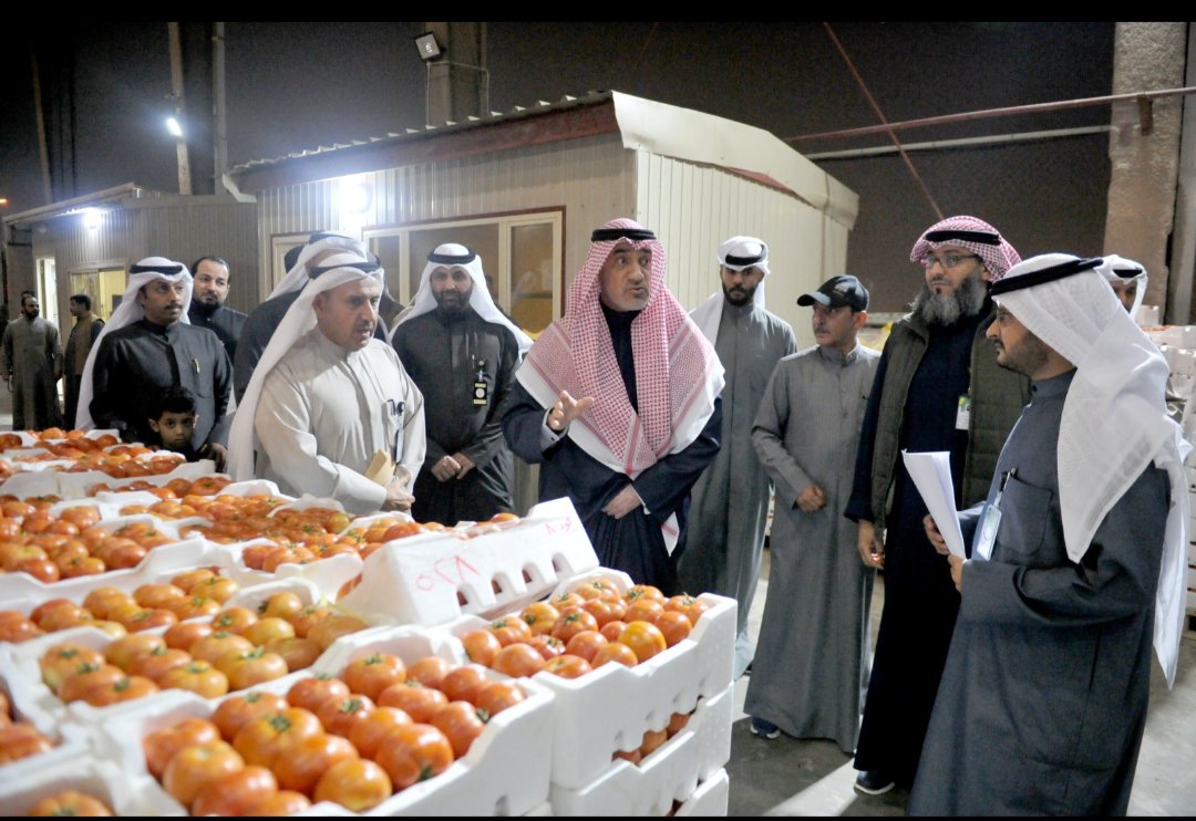 yahya_fale7's tweet photo. معالي الشيخ فهد اليوسف الصباح يتفقد مواقع اتحاد المزارعين المخصصة لبيع الخضار مزاد العارضية وكان في استقبال اليوسف رئيس الاتحاد الكويتي للمزارعين أحمد مصلط العدواني، وأمين السر أحمد ناصر الشباك، وأمين الصندوق عبيد ناصر النفيشان.و مدير منفذ الاتحاد العارضية م. يحيى فالح العازمي https://t.co/0exChQm2Si