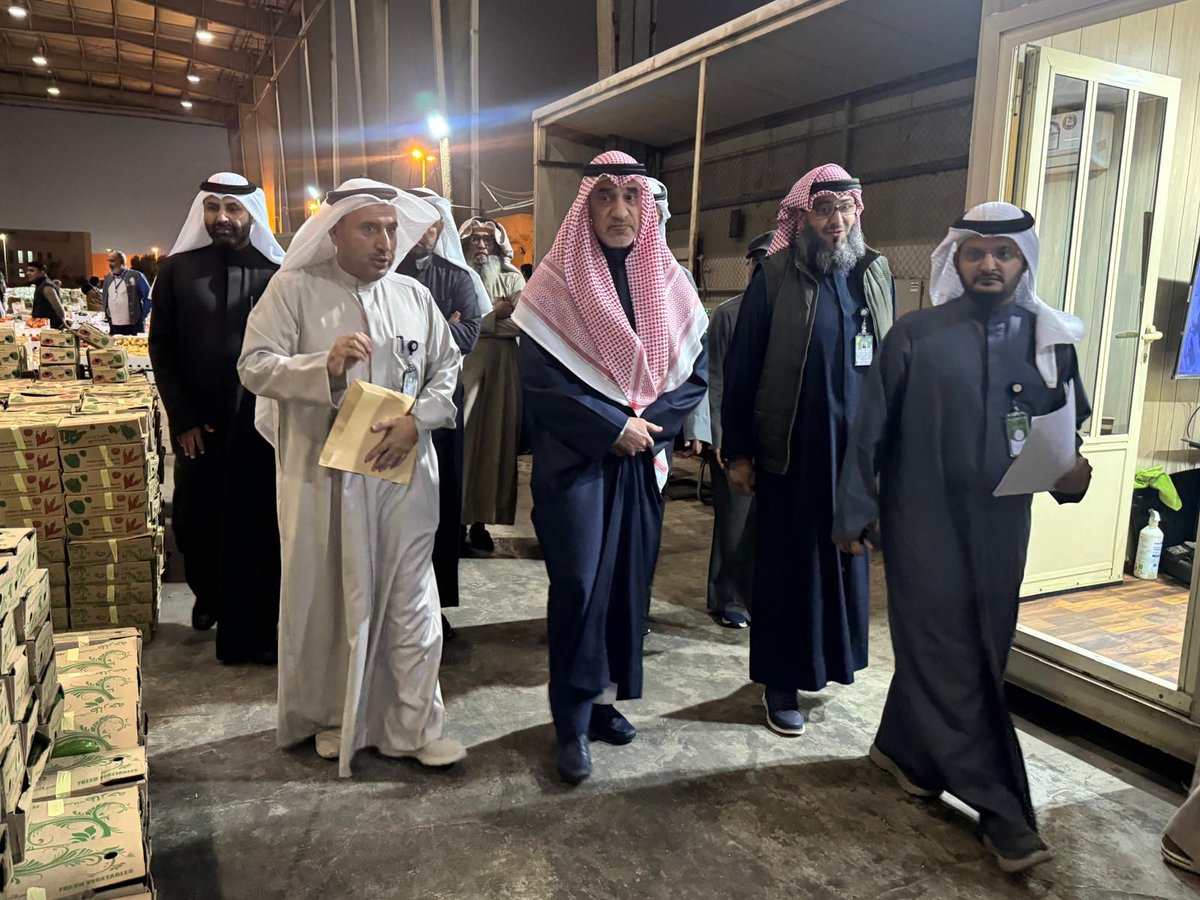 yahya_fale7's tweet photo. معالي الشيخ فهد اليوسف الصباح يتفقد مواقع اتحاد المزارعين المخصصة لبيع الخضار مزاد العارضية وكان في استقبال اليوسف رئيس الاتحاد الكويتي للمزارعين أحمد مصلط العدواني، وأمين السر أحمد ناصر الشباك، وأمين الصندوق عبيد ناصر النفيشان.و مدير منفذ الاتحاد العارضية م. يحيى فالح العازمي https://t.co/0exChQm2Si