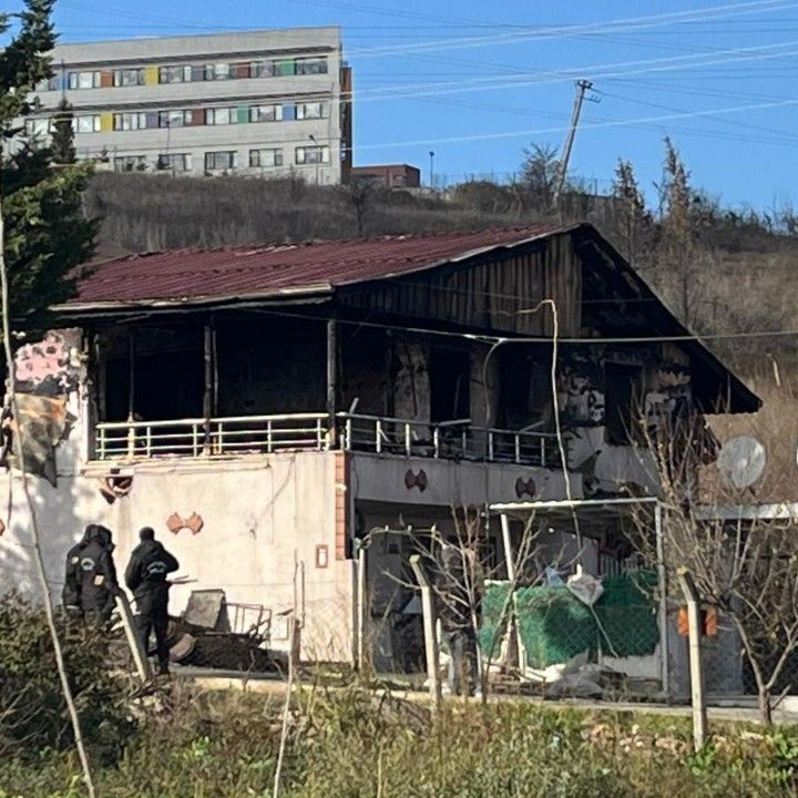 Yalova’da 3 polisimizi şehit eden IŞİD'li teröristlerin kaldığı eve 4 ay önce de baskın yapıldığı ortaya çıktı.

— Yakalanan şüphelinin ertesi gün serbest bırakıldığı öğrenildi.