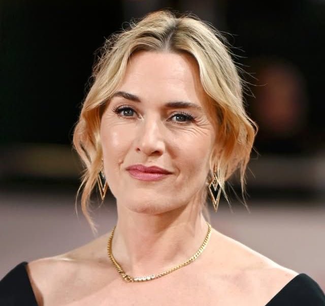 lesbocine's tweet image. Kate Winslet revelou que suas primeiras experiências íntimas na adolescência foram com mulheres, algo que a ajudou a compreender a conexão intensa entre as protagonistas de Heavenly Creatures (1994). 

A atriz contou que essa vivência pessoal foi essencial para dar profundidade à…