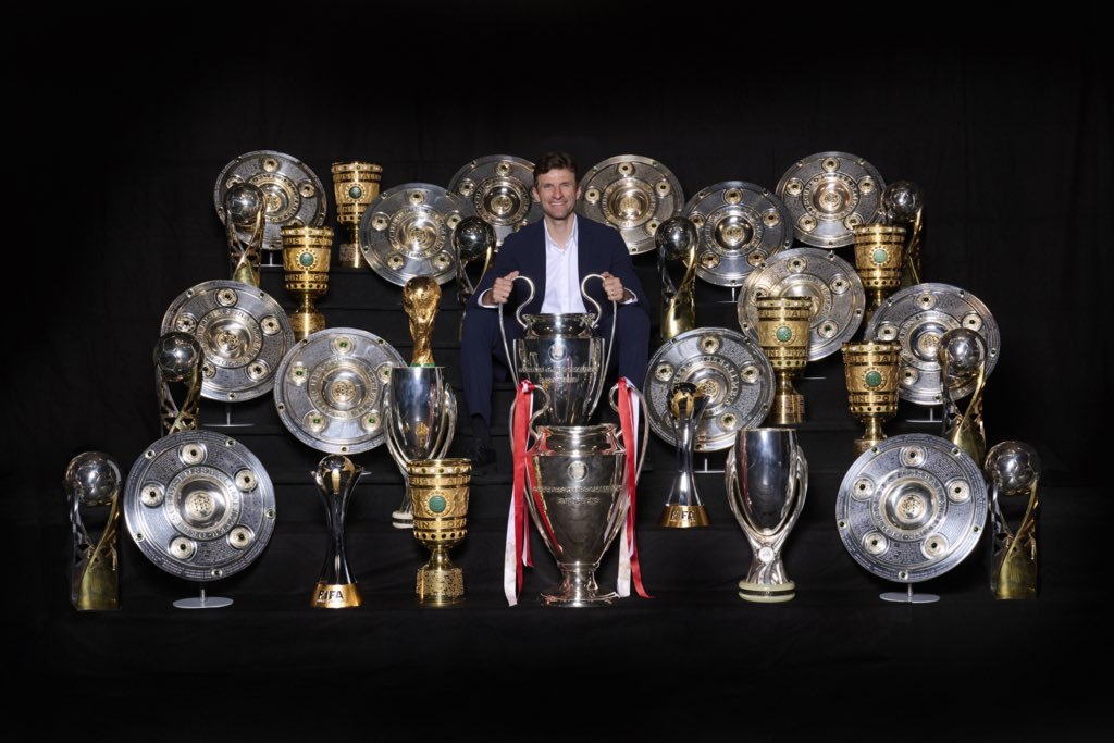 Gazpachen's tweet photo. Cada vez que un jugador de FC Bayern München se despide del club, la foto final siempre es con todos los que ganó en Múnich.

Esta foto de Thomas Müller es la definición de "Aura". https://t.co/FnFWf0sJDY
