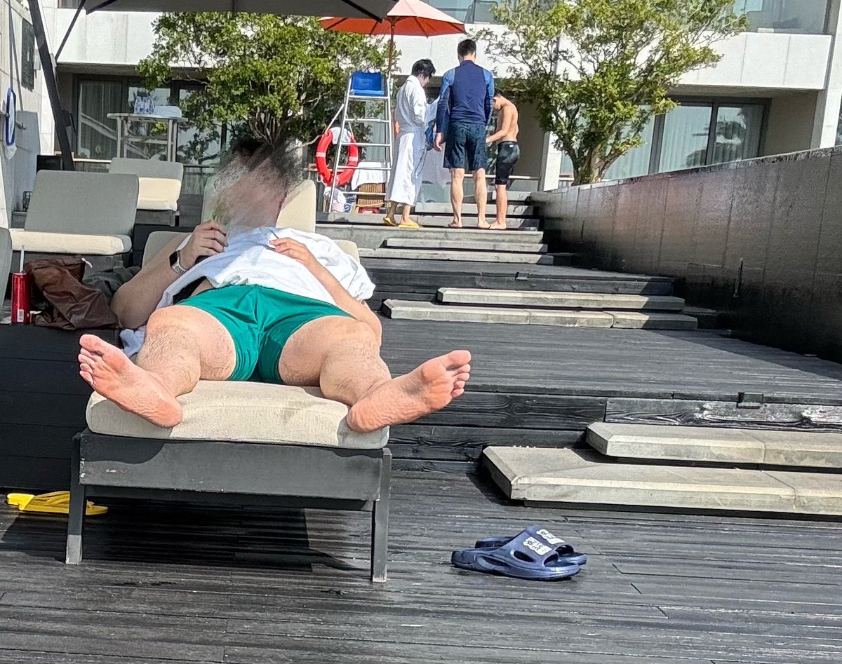 StrainghtMaster's tweet image. 偷拍系列2

泳池偶遇的大脚男爹，被这双大脚震撼到了，目测有47-48码，不敢想伸到傻逼的烂B里该有多爽……