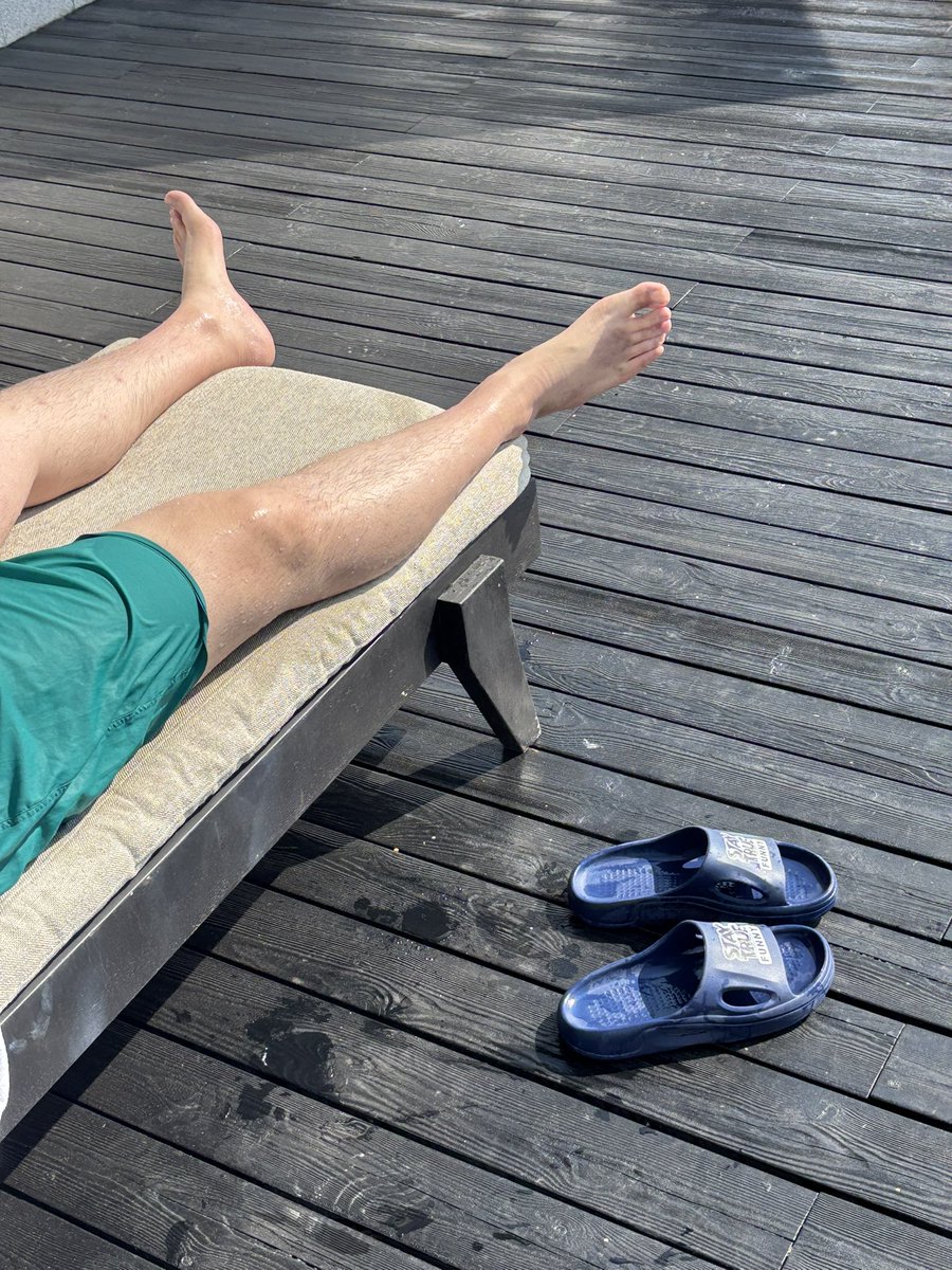 StrainghtMaster's tweet image. 偷拍系列2

泳池偶遇的大脚男爹，被这双大脚震撼到了，目测有47-48码，不敢想伸到傻逼的烂B里该有多爽……