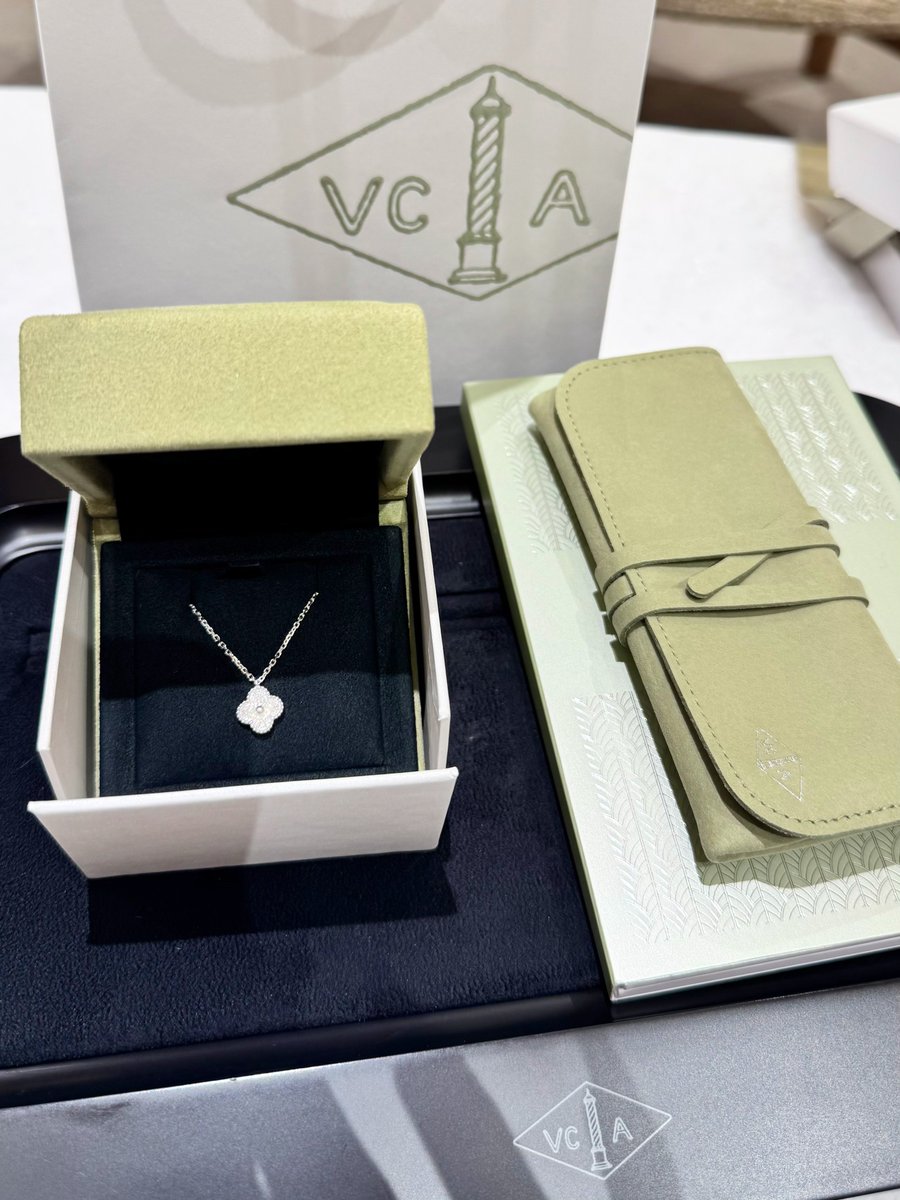 2025ベストバイ🍀🤍
ダイヤのスウィートアルハンブラ💎縁起のいい日に使いたくてまだ開封してないᴗ ⩊ ᴗ♥