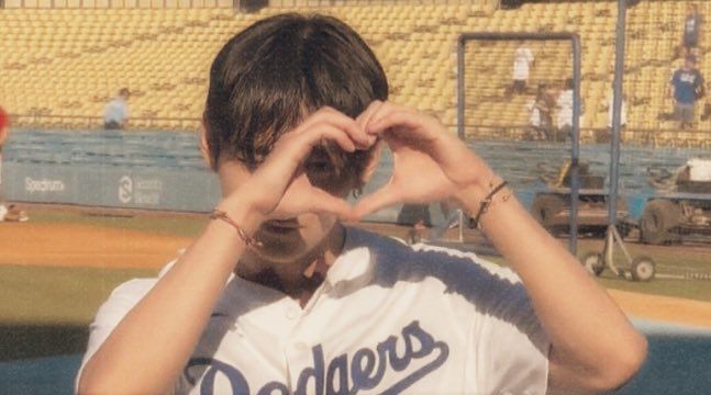 btjim7's tweet photo. HAPPY TAEHYUNG DAY
#HAPPYVDAY
#HappyBirthdayTaehyung
#V30YearsWrittenInPoetry
تولدت کلی مبارککک تهیونگیی💜
امیدوارم توی سال جدید کلی شاد باشی و بخندی
هر روز موفق تر از دیروز باشیی 
آرمی همیشه حمایتت میکنه 
دوست دارمم🫶🏻🥲 https://t.co/D2tCBrmuTo