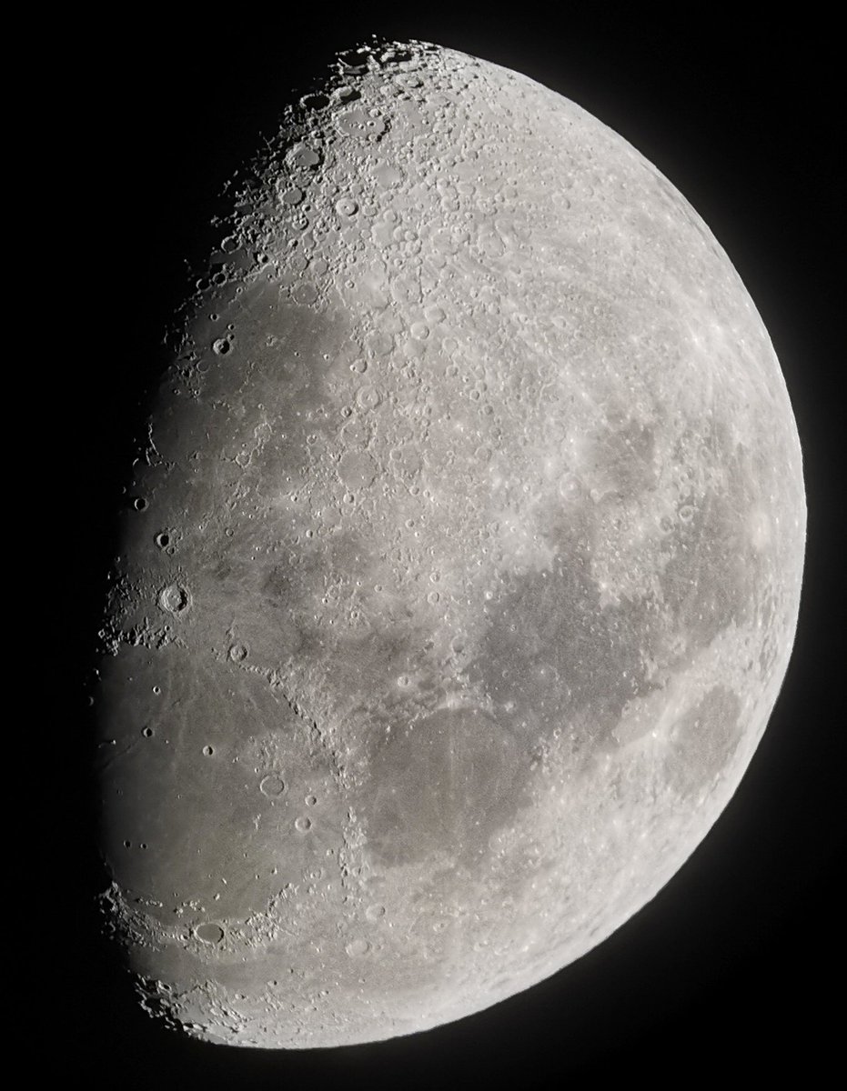 Khaled_skf's tweet photo. الآن #القمر #Moon في طور الثلث الأول #First_Third من شهر #رجب ليلة #الثلاثاء ١٠ رجب ١٤٤٧ هجري الموافق ٣٠ #ديسمبر ٢٠٢٥م https://t.co/xqwR66GU0q