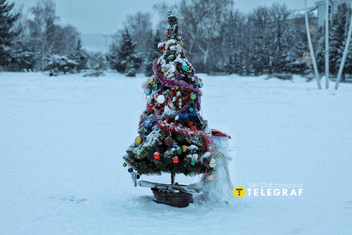 BohuslavskaKate's tweet photo. This is a Christmas tree put up by local citizens in frontline Kramatorsk, photographed by Yan Dobronosov.  

On his Telegram channel, the photographer also posted a video of a conversation with a local family by that tree. Two women and a little girl came to add decorations to the makeshift tree and cheer up the girl. It doesn’t scare them that the frontline is only 15 kilometers away from that very tree. They keep living and keep their faith in the Armed Forces of Ukraine.  

I was so touched after watching the clip. These are the people Trump pushes us to abandon. We must not allow this to happen.