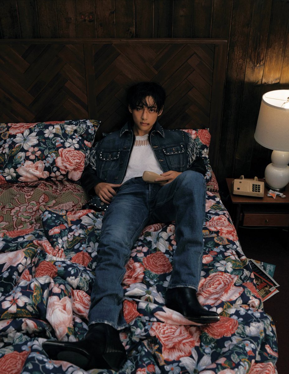 ellejapan's tweet photo. 「BTSメンバー全員のお互いへの愛、ARMYへの愛は何よりも大きいし、これからも変わりません」

12月30日は #BTS #V の30歳のバースデー💜　『エル・ジャポン』2023年7月号特別版のスペシャルインタビューをプレイバック

▼記事はこちら
https://t.co/2qgqXGEhJF https://t.co/hC6QGdsg1U