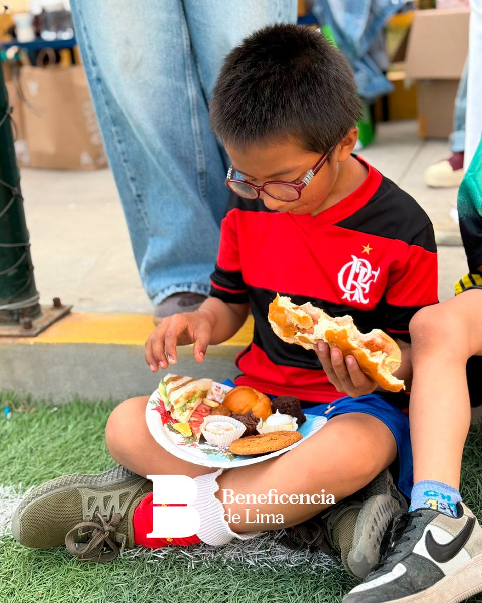BeneLimaPeru's tweet photo. 💜⚽ Clausuramos el voluntariado del Roosevelt en el PPA: fútbol, amistad y zapatillas que regalaron sonrisas. ⚽💜 https://t.co/K0AZYJeE6b