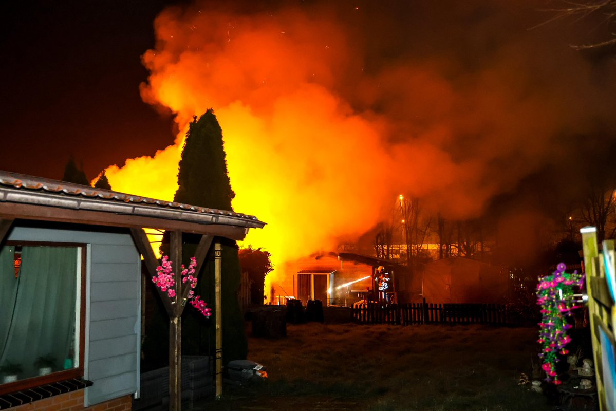 Tuinhuis verwoest door brand in Leiden