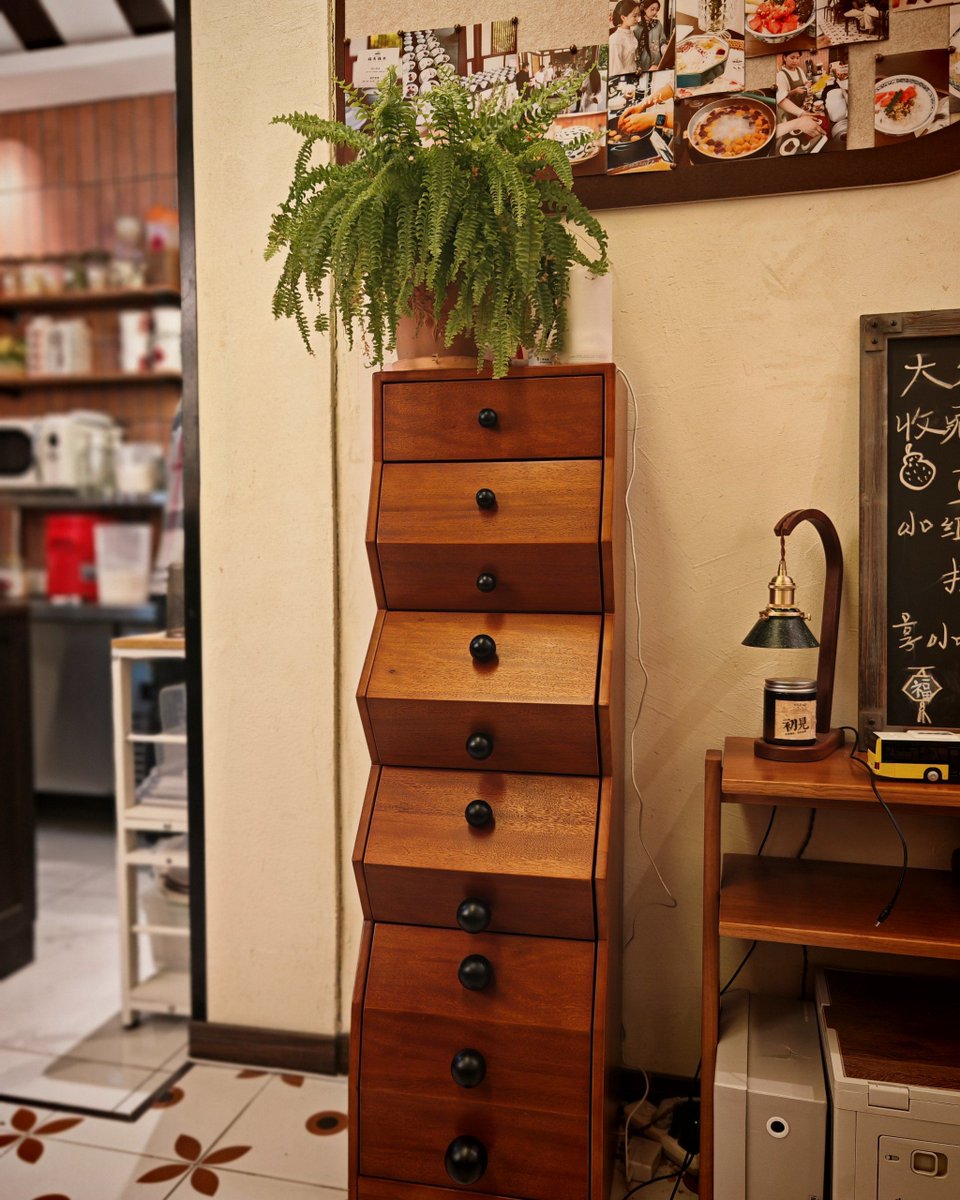 藏在老巷里的「巷尾糖水铺」绝了！陈皮红豆沙绵密到化，清补凉料多到冒尖，10元管饱还能续汤，老广味太戳心～导航搜「巷尾糖水」，冲就对了！