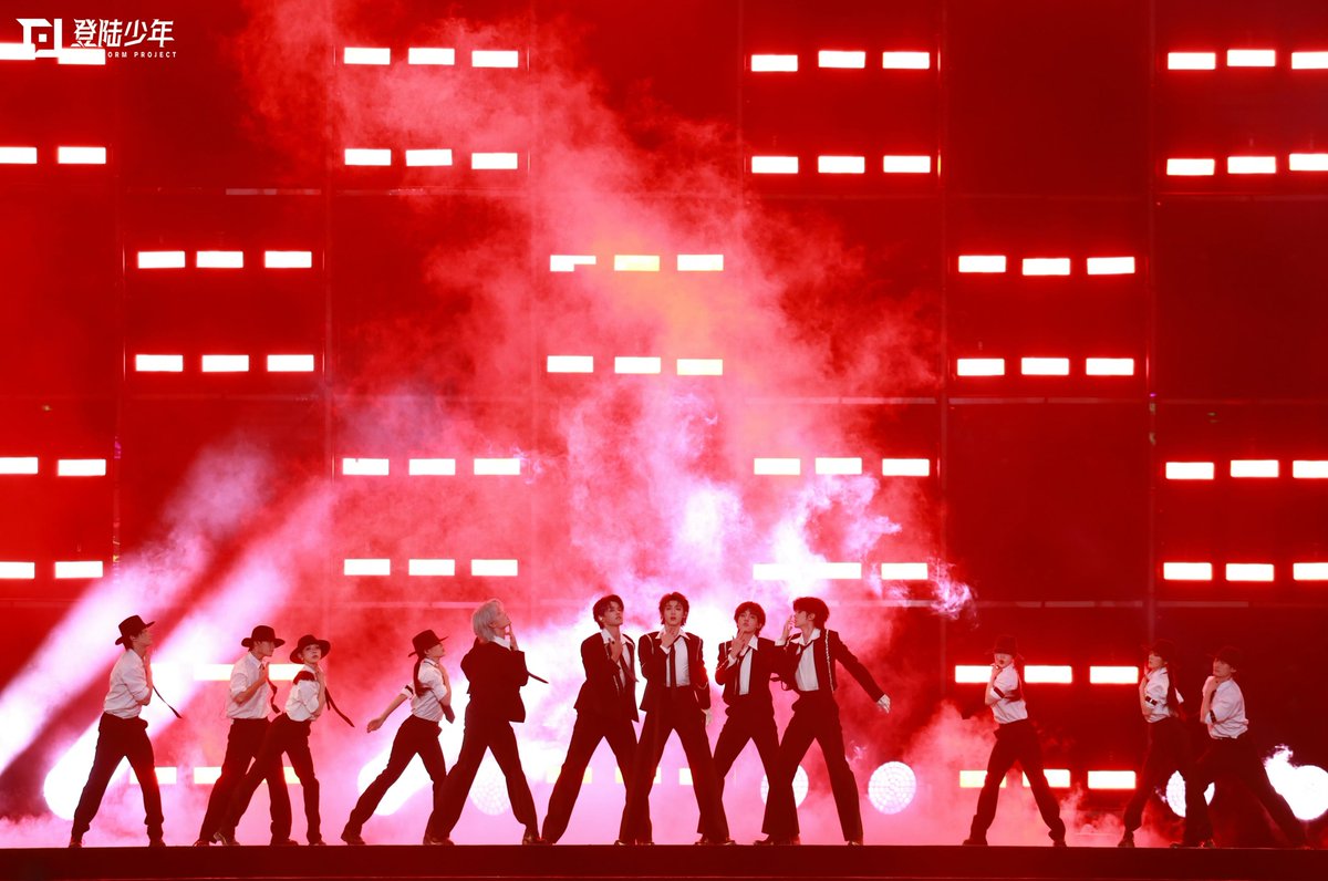 ZUOHANG_TH_'s tweet photo. #登陆少年组合 TransfOrm Project
Weibo Update! | 2025.12.29

คอนเสิร์ตปีใหม่ TF Family 2026 "The Glory"

-- บันทึกการแสดงสดวันที่ 1 "Dangerous"

ความแตกต่างระหว่างสีดำและสีขาว ความอบอุ่นของถุงมือและฝ่ามือ เมื่อจังหวะหนักแน่นแรกดังขึ้น สมาชิกทั้งห้าคนรวมเป็นหนึ่งเดียวกัน อันตรายไม่เพียงซ่อนอยู่ในทำนองเพลงเท่านั้น แต่ยังอยู่ในลมหายใจที่สอดประสานกันของพวกเราด้วย

#ZuoHang #左航 #จั่วหาง #LEFT 
#加点zuo料 #TOP登陆少年组合 #TransfOrmProject