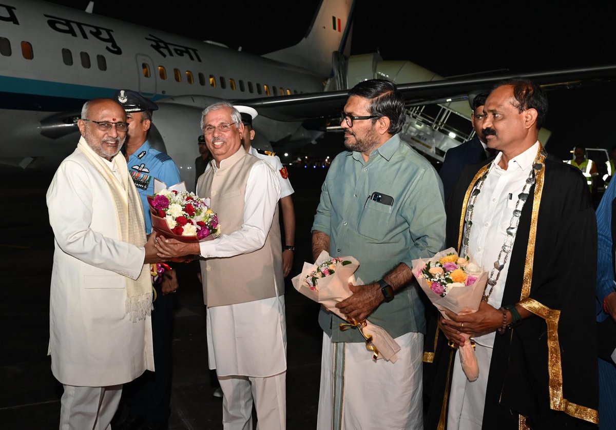 Hon’ble Governor Shri Rajendra Vishwanath Arlekar received the Hon’ble Vice President of India, Shri C. P. Radhakrishnan, along with Minister Shri M. B. Rajesh, Shri Shashi Tharoor, MP, and Mayor Shri V. V. Rajesh, at the Thiruvananthapuram Airport.