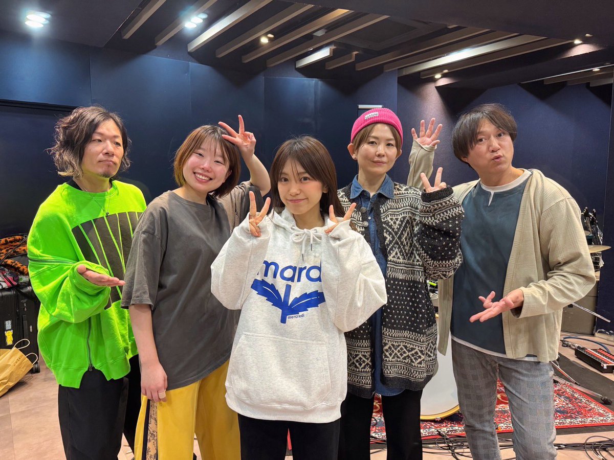 OBT_Gt's tweet photo. 明日12/30は昼14時からmiwaさん
幕張メッセにてCDJ2025。
夜はmoZkuのワンマンで神楽坂天窓。
年末に「忙しい」と言えるのは
演奏家のステータスです。
ありがとうございます。
良い締めくくりになりますよう
渋滞に気をつけつつ向かいます!
よろしくお願いします。
#miwa
#mozku https://t.co/9prCBTlUMU