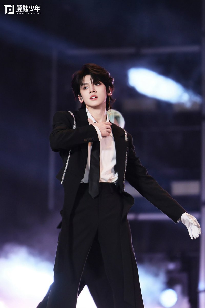 ZUOHANG_TH_'s tweet photo. #登陆少年组合 TransfOrm Project
Weibo Update! | 2025.12.29

คอนเสิร์ตปีใหม่ TF Family 2026 "The Glory"

-- บันทึกการแสดงสดวันที่ 1 "Dangerous"

ความแตกต่างระหว่างสีดำและสีขาว ความอบอุ่นของถุงมือและฝ่ามือ เมื่อจังหวะหนักแน่นแรกดังขึ้น สมาชิกทั้งห้าคนรวมเป็นหนึ่งเดียวกัน อันตรายไม่เพียงซ่อนอยู่ในทำนองเพลงเท่านั้น แต่ยังอยู่ในลมหายใจที่สอดประสานกันของพวกเราด้วย

#ZuoHang #左航 #จั่วหาง #LEFT 
#加点zuo料 #TOP登陆少年组合 #TransfOrmProject
