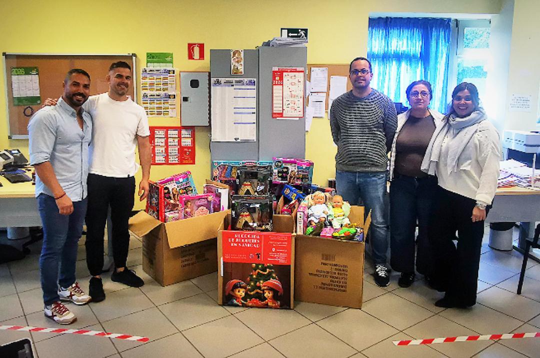 MqGuardiaCivil's tweet image. El Puesto Principal d #Arucas perteneciente a la Comandancia de Las Palmas en colaboración con los Juzgados de Arucas y Juzgado N° 3 (menores) han puesto en marcha la iniciativa y tradicional recogida  de #JuguetesSolidarios en su 4° año.

#FelizNavidad