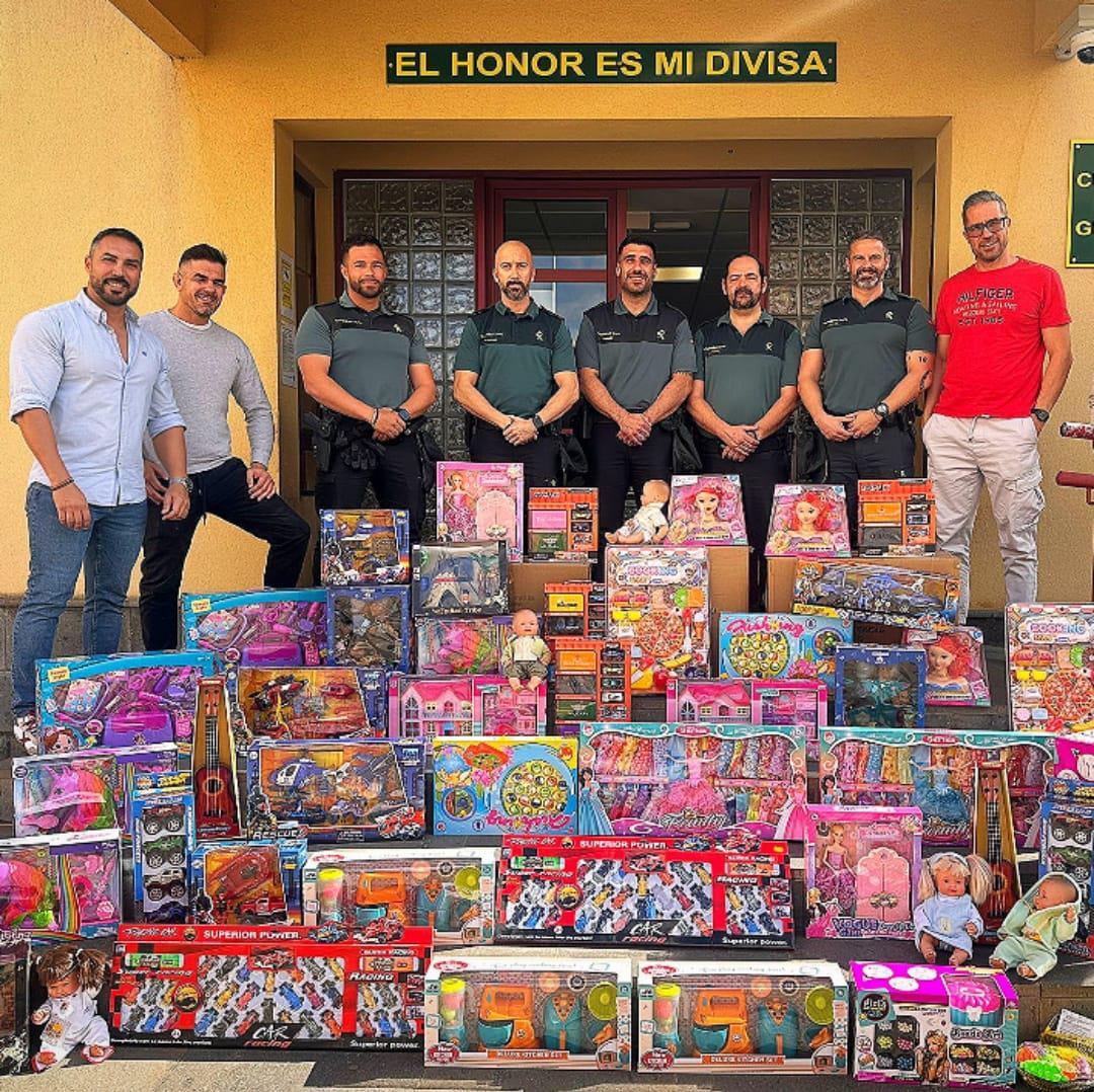 MqGuardiaCivil's tweet image. El Puesto Principal d #Arucas perteneciente a la Comandancia de Las Palmas en colaboración con los Juzgados de Arucas y Juzgado N° 3 (menores) han puesto en marcha la iniciativa y tradicional recogida  de #JuguetesSolidarios en su 4° año.

#FelizNavidad