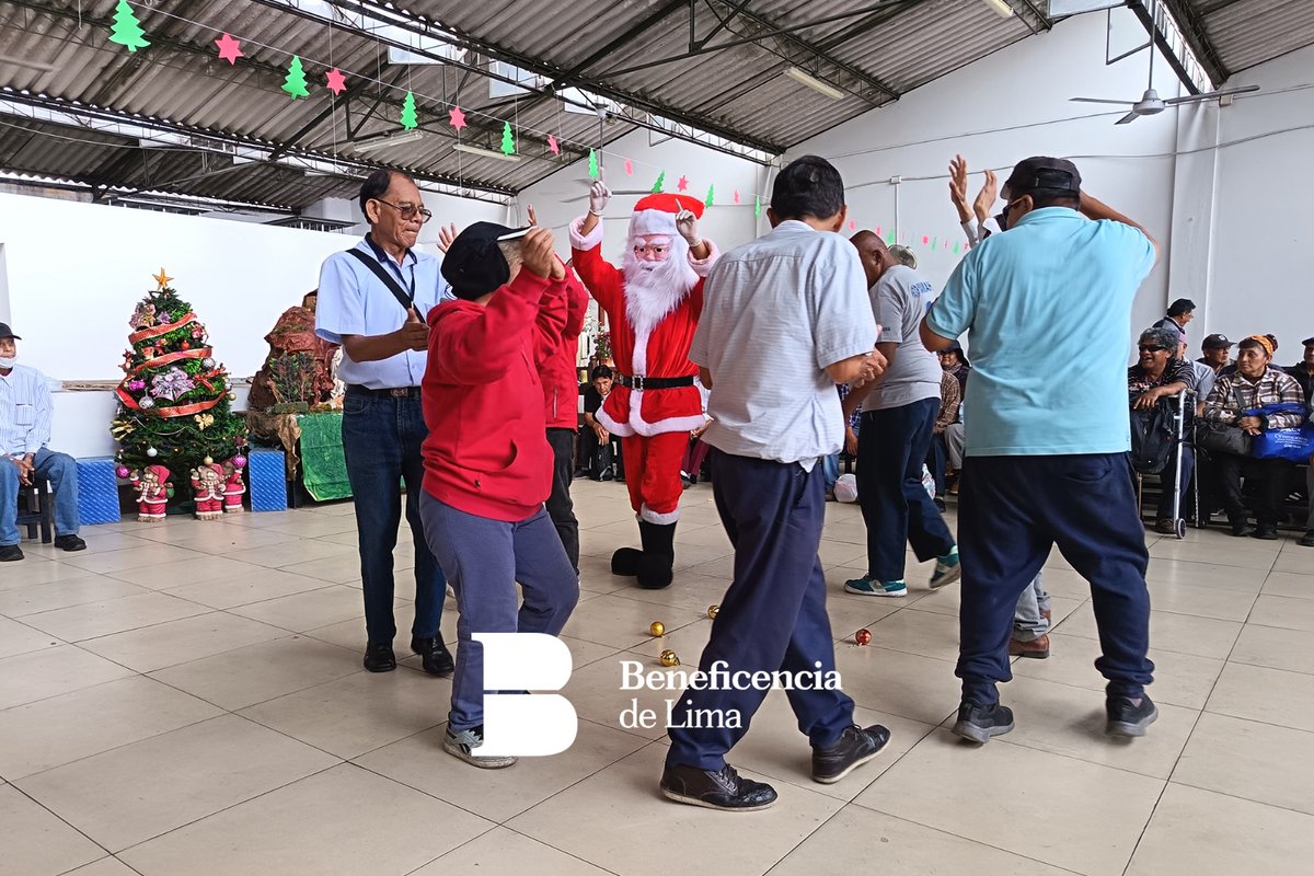 BeneLimaPeru's tweet photo. 🎄💜 Chocolatada navideña en el Comedor Santa Rosa: juegos, sonrisas, chocolate caliente y panetón que abrigaron corazones. 💜🎄 https://t.co/MT7Fl3T9wh