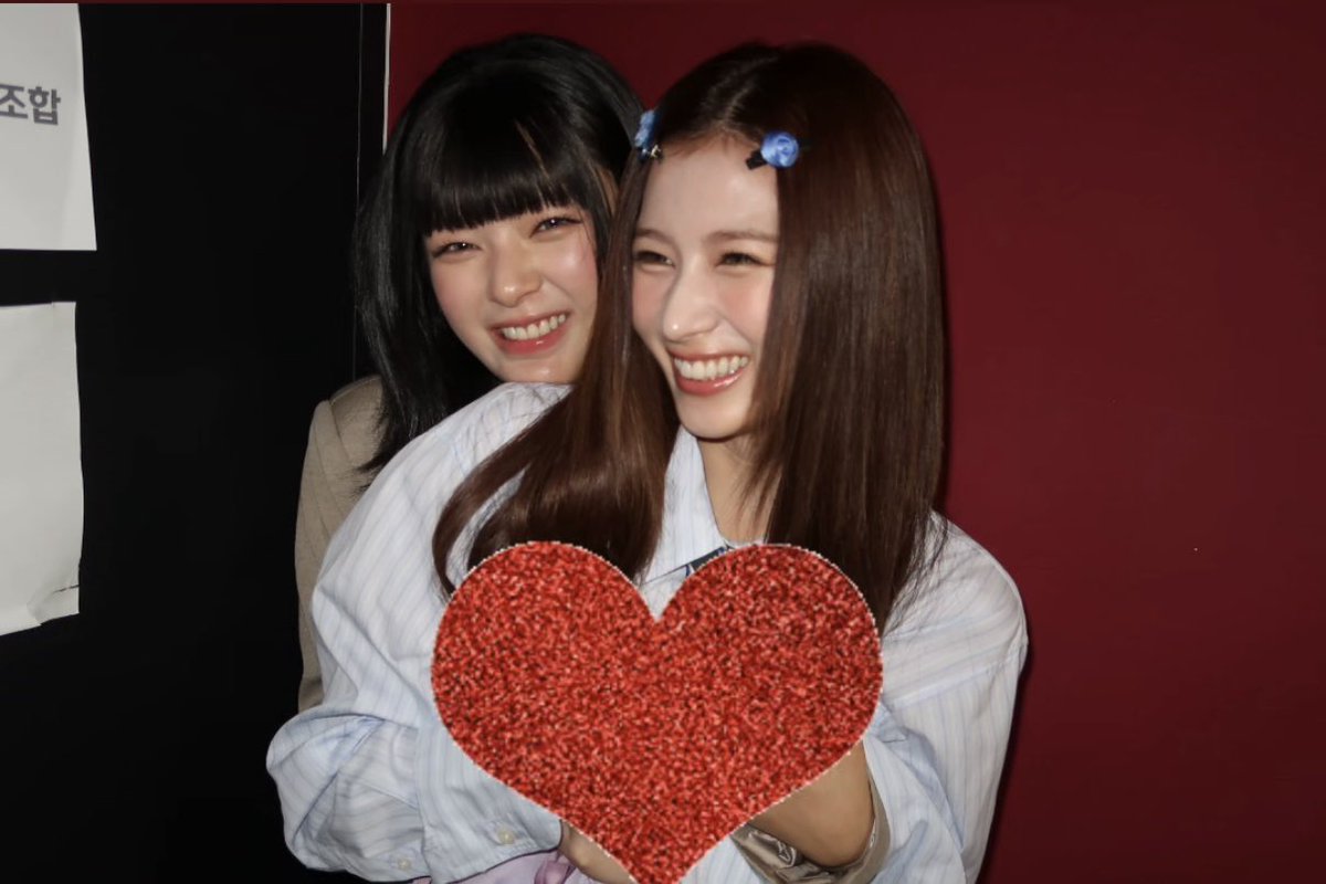 juiceyeon's tweet image. sana covering with a heart.. i know what u r jeongyeon