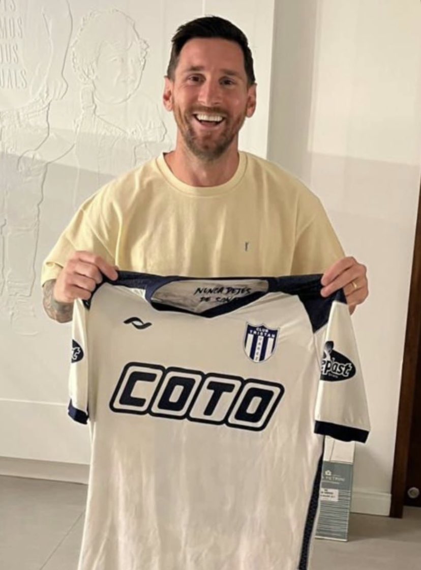 TyCSports's tweet photo. Les dejo este Lionel Messi sonriente con la camiseta de Tristán Suárez para que pueda continuar felices con su día. 🫶😁 https://t.co/rDfhvo77LJ