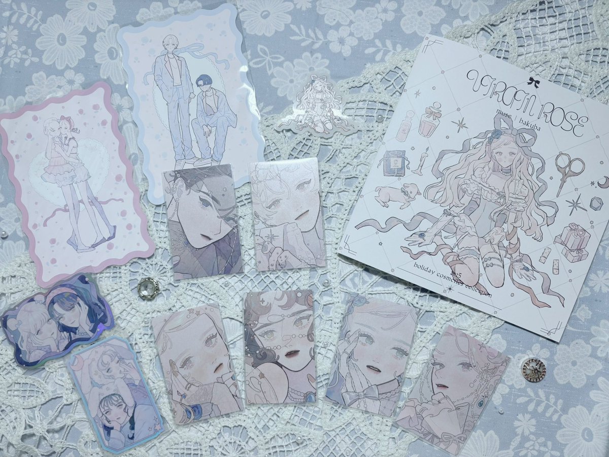 nuii__5432's tweet image. 巴 ゆも様のグッズをお迎えいたしました🎄✨ホリデーコレクションテーマのイラストを楽しみにしておりましたので、たくさん見られて幸せです🤍グッズも全て可愛らしくて、お迎えできてとても嬉しいです🥹💕
僭越ながら、またトレカデコもさせていただきました…🫧4枚目は御本の感想です…！🙇‍♀️