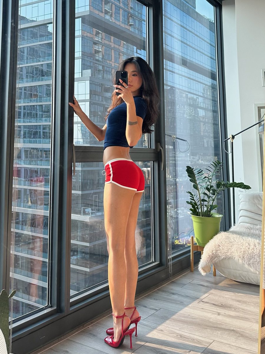 Alisonbaileyyy's tweet photo. mommy long legs… https://t.co/Qqo5AYzpbs