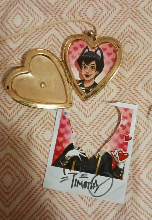 CardstockB's tweet photo. ITS TIMOTHY WEEK!!!!!
I keep him in a locket close to my heart! ❤️ ❤️❤️
@DateEverything 
#timothytimepiece 
#timothyweek
#dateeverythinggame https://t.co/65ArRQCCmN