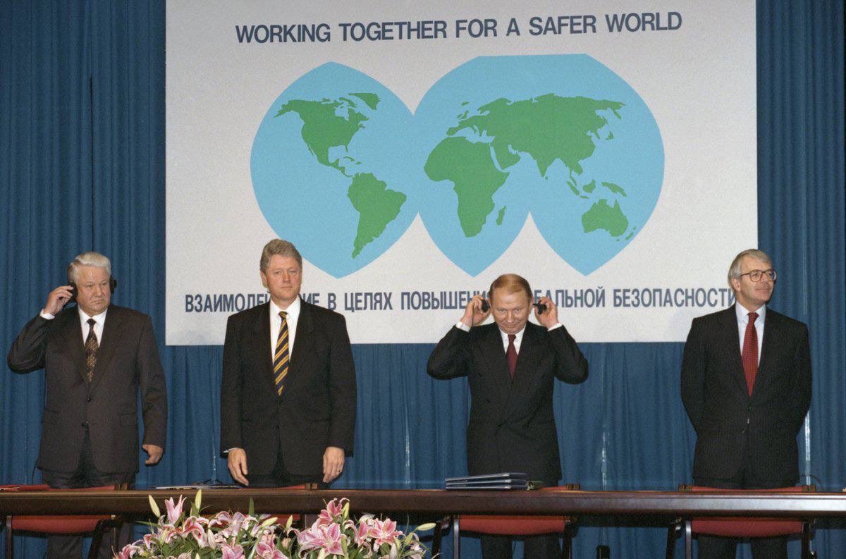 "This is not our war" – America.

Then you can take your peace plans, memoranda, and pseudo-diplomas and piss off, and you can give Ukraine back its nuclear weapons.

t.me/MirovichMedia/…