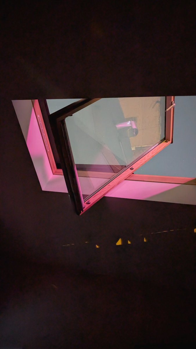 мне так нравится останавливаться пожить в одном тбилисском доме, где окно прямо в потолке