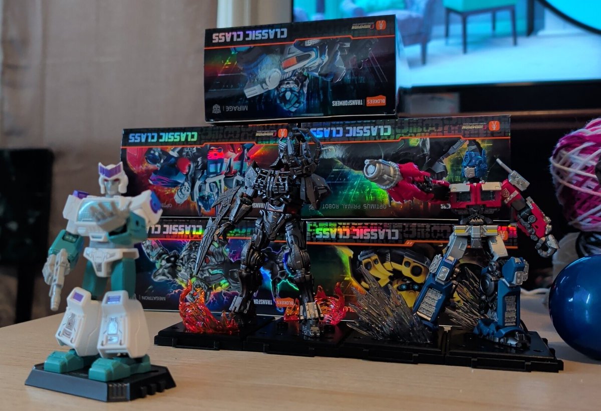 SiegeMaximo's tweet image. Still have 5 to put together but my first experience with Blokees has been pretty great #Transformers #Blokees