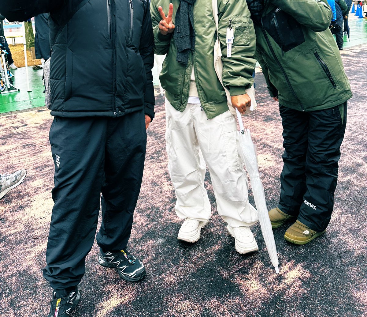 nalunalunalumin's tweet photo. 今年の一枚はこれです✨
足元だけでもかっこいいおふたりと😎
BETOBETO福袋も届くの楽しみー🛍️

明日は休み納めなのでこのしらこでシミシミになったノースを新調します！たぶん https://t.co/HaAZnOAjan