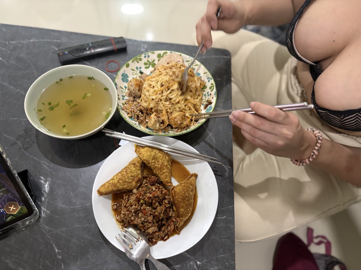 M_HappyFish's tweet image. บะหมี่แห้งกับเกี๊ยวทอดอวบๆ อร่อยยยยย 🤤