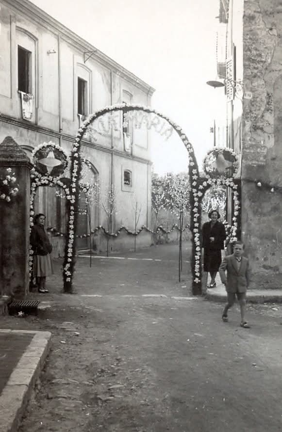 Carrer dels Tarongers de la Bisbal d´Empordà  guarnit amb flors (1950)
 Del fons Francesc Marjanedas (estudi a la Bisbal 1938-41) de l´Arxiu Comarcal del Baix Empordà.
Memòria històrica bisbalenca