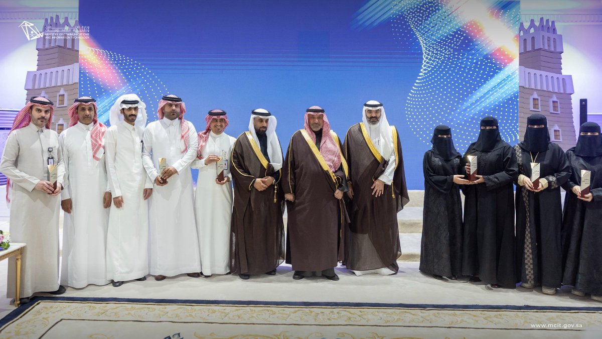 McitGovSa's tweet image. سمو أمير منطقة نجران @emara_najran يكرّم الرياديين والرياديات الفائزين في "هاكثون نجران التقني" بحضور معالي عبدالله السواحه @aalswaha.
شراكات نوعية لبناء المستقبل وتمكين شباب وشابات منطقة نجران للريادة في عصر الذكاء الاصطناعي.