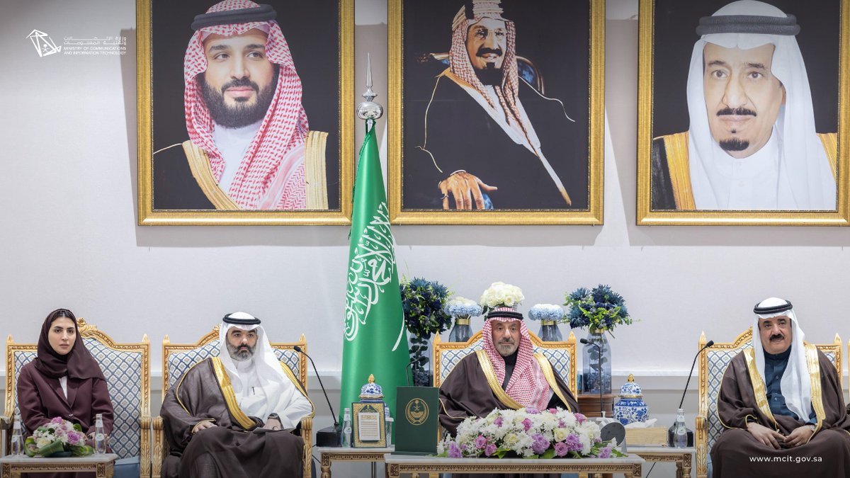 McitGovSa's tweet image. سمو أمير منطقة نجران @emara_najran يكرّم الرياديين والرياديات الفائزين في "هاكثون نجران التقني" بحضور معالي عبدالله السواحه @aalswaha.
شراكات نوعية لبناء المستقبل وتمكين شباب وشابات منطقة نجران للريادة في عصر الذكاء الاصطناعي.